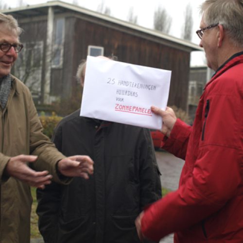 Handtekeningen zonnepanelen overhandigd